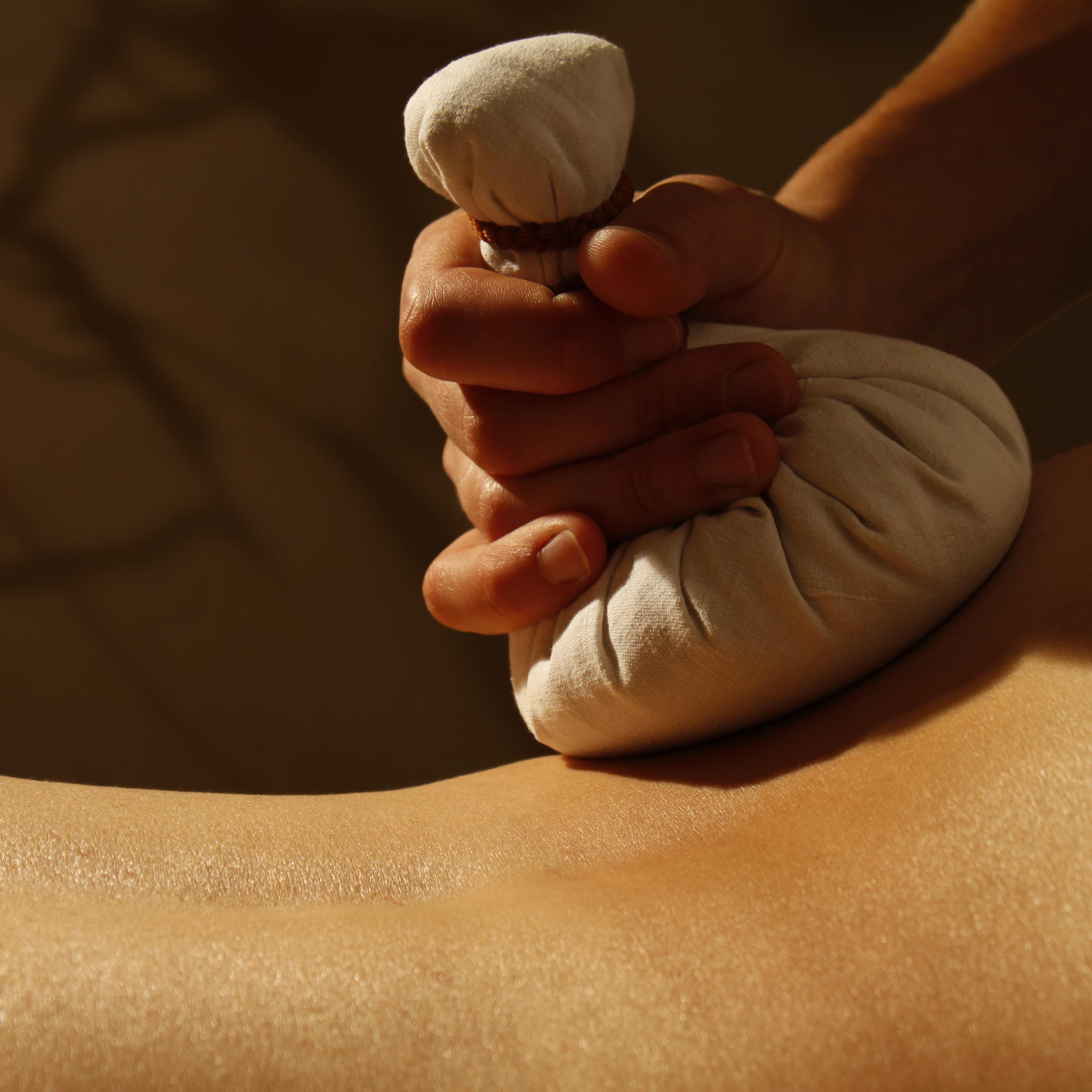 Kraeuterstempelmassage